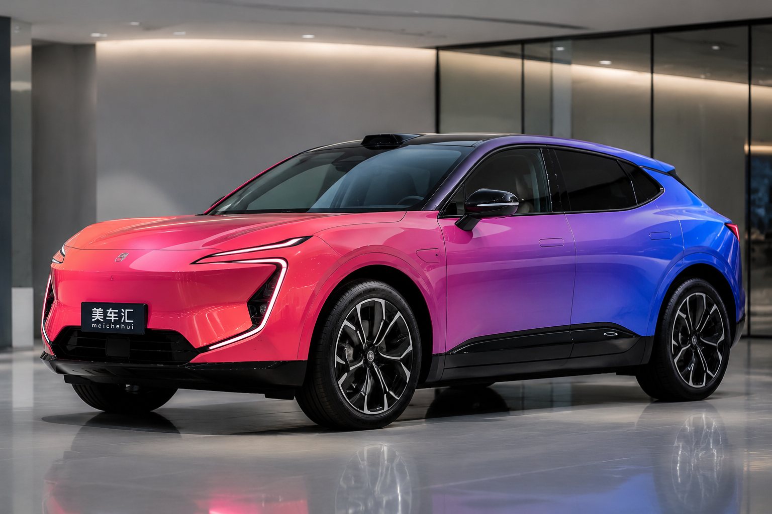 孔雀流光阿维塔07汽车改色膜效果展示,亮面水晶膜呈现玫红与深蓝流彩光影