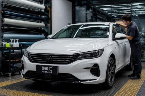 汽车贴膜施工成本全解析：从膜价到工费，如何避免隐形消费 - 汽车贴膜知识配图